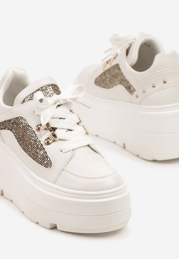 Renee - Białe Sneakersy Vices na Platformie Ozdobione Brokatem Ldivana. Okazja: na co dzień. Nosek buta: okrągły. Zapięcie: sznurówki. Kolor: biały. Materiał: jeans. Wzór: aplikacja. Obcas: na platformie