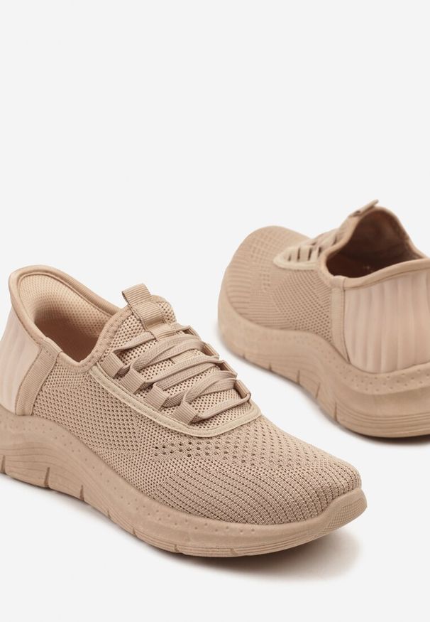Born2be - Ciemnobeżowe Siateczkowe Buty Sportowe Sneakersy Wsuwane z Ozdobnym Sznurowaniem Terelea. Okazja: na co dzień. Zapięcie: bez zapięcia. Kolor: beżowy. Materiał: jeans