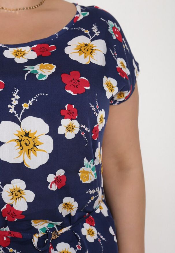 Born2be - Granatowa Wiskozowa Sukienka w Kwiaty z Materiałowym Paskiem w Talii Risse. Kolekcja: plus size. Kolor: niebieski. Materiał: materiał, wiskoza. Wzór: kwiaty. Sezon: lato. Typ sukienki: dla puszystych, proste. Styl: elegancki