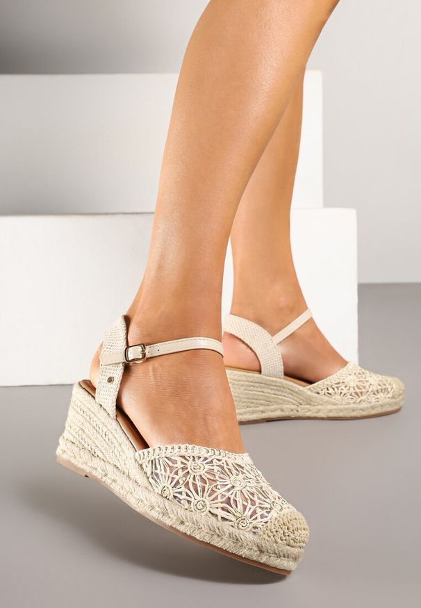 Renee - Beżowe Sandały Vices na Plecionym Koturnie w Stylu Boho Lisalia. Okazja: na co dzień. Nosek buta: otwarty. Zapięcie: sprzączka. Kolor: beżowy. Wzór: aplikacja. Obcas: na koturnie. Styl: boho