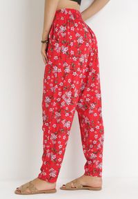 Born2be - Czerwone Wiskozowe Spodnie z Gumką w Pasie w Kwiaty Mitsutake. Stan: podwyższony. Kolor: czerwony. Materiał: wiskoza. Wzór: kwiaty #4
