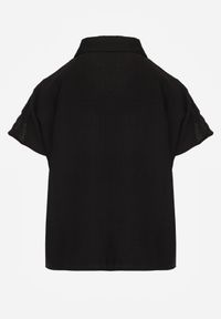 Renee - Czarna Wiskozowa Koszula z Krótkim Rękawem Zdobiona Koronkowymi Wstawkami Phiniche. Okazja: na imprezę. Kolor: czarny. Materiał: wiskoza, koronka. Długość rękawa: krótki rękaw. Długość: krótkie. Wzór: aplikacja. Sezon: lato. Styl: elegancki #4