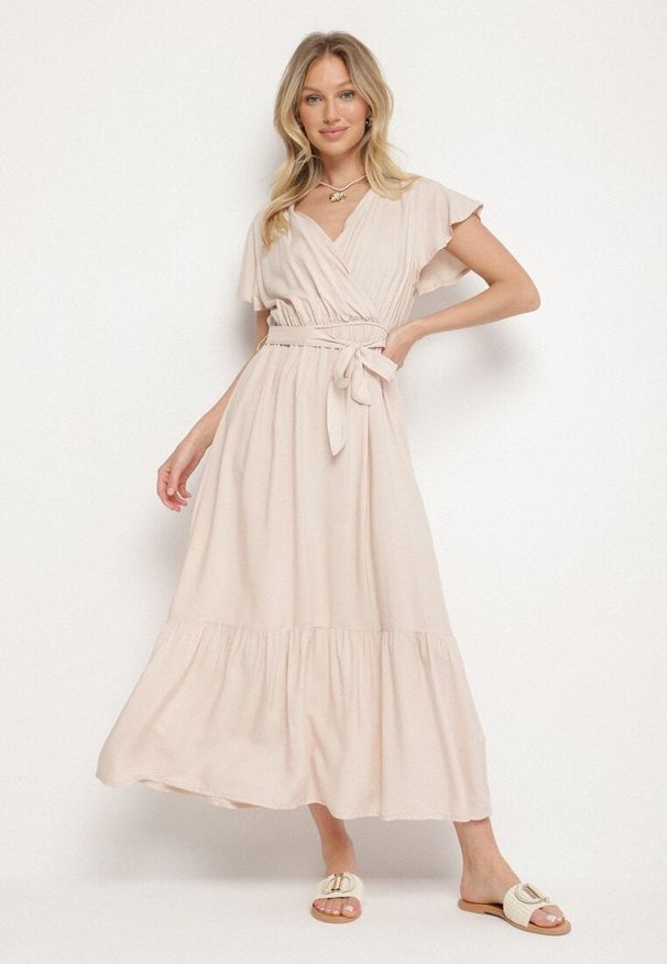 Born2be - Beżowa Wiskozowa Sukienka z Kopertowym Dekoltem z Paskiem Savorlisse. Okazja: na co dzień. Kolor: beżowy. Materiał: wiskoza. Wzór: aplikacja. Typ sukienki: kopertowe. Styl: klasyczny, casual