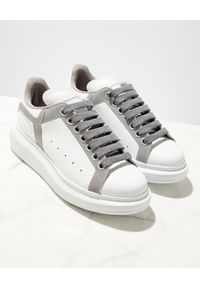 Alexander McQueen - ALEXANDER MCQUEEN - Sneakersy z odblaskowymi detalami. Nosek buta: okrągły. Zapięcie: sznurówki. Kolor: biały. Materiał: guma. Wzór: nadruk #3