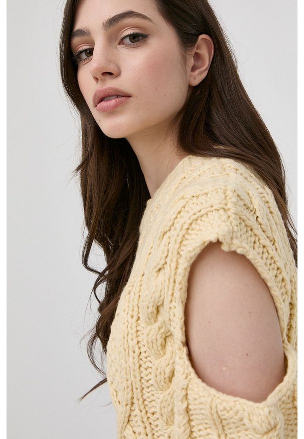 For Love & Lemons sweter damski kolor żółty ciepły. Kolor: żółty. Materiał: dzianina. Długość rękawa: długi rękaw. Długość: długie. Wzór: ze splotem