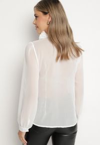 Born2be - Biała Koszula z Prześwitującego Materiału z Falbankami i Kwiatowymi Detalami Raitra. Okazja: na co dzień. Typ kołnierza: kołnierz z falbankami. Kolor: biały. Materiał: materiał. Wzór: kwiaty. Styl: klasyczny, casual, elegancki #7