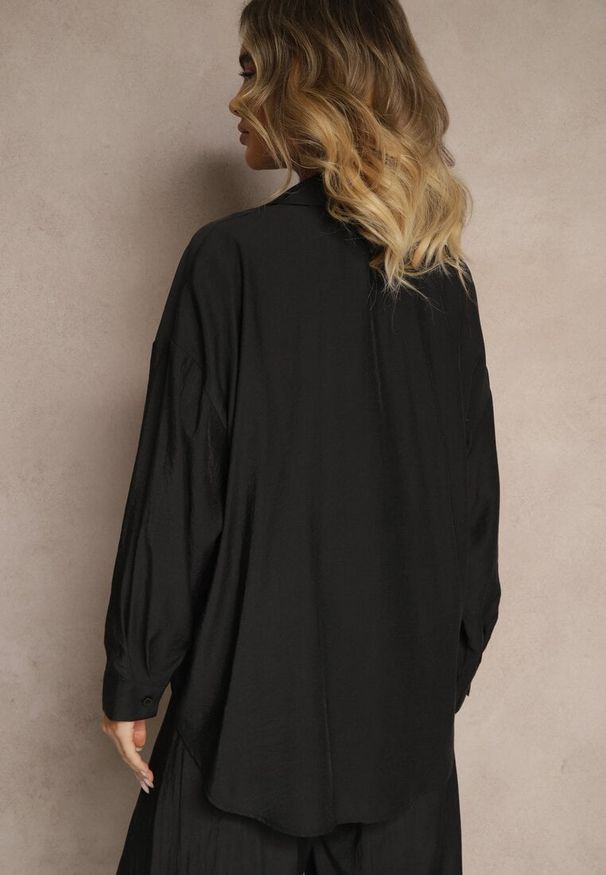 Renee - Czarna Koszula Oversize w Klasycznym Stylu z Kieszonką Liozira. Okazja: na co dzień, na spotkanie biznesowe. Typ kołnierza: kołnierzyk klasyczny. Kolor: czarny. Styl: klasyczny