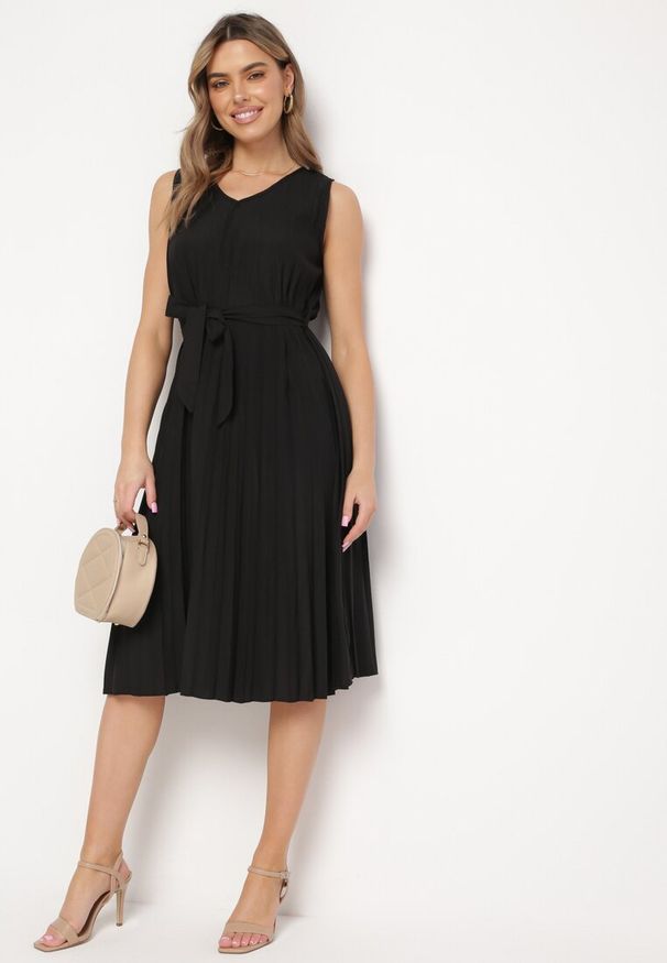 Born2be - Czarna Rozkloszowana Sukienka Midi Plisowana z Materiałowym Paskiem Varethia. Kolor: czarny. Materiał: materiał. Wzór: aplikacja. Długość: midi