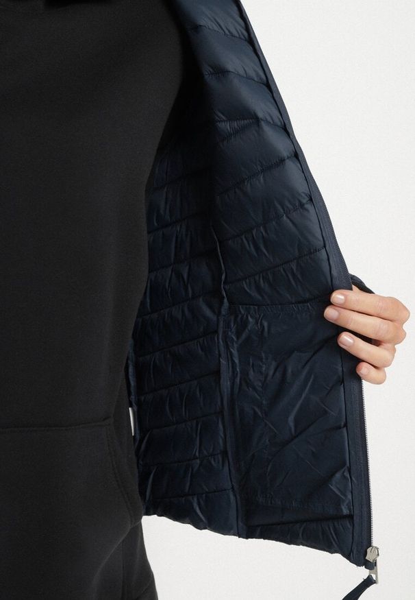 Born2be - Granatowa Pikowana Kurtka Przejściowa z Kapturem Suritta. Okazja: na co dzień. Typ kołnierza: kaptur. Kolor: niebieski. Materiał: jeans. Styl: casual, klasyczny, sportowy