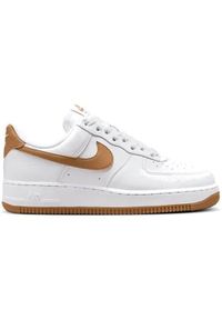 Buty do chodzenia damskie Nike W Air Force 1. Zapięcie: sznurówki. Kolor: biały. Materiał: materiał, syntetyk, tkanina. Szerokość cholewki: normalna. Model: Nike Air Force. Sport: turystyka piesza