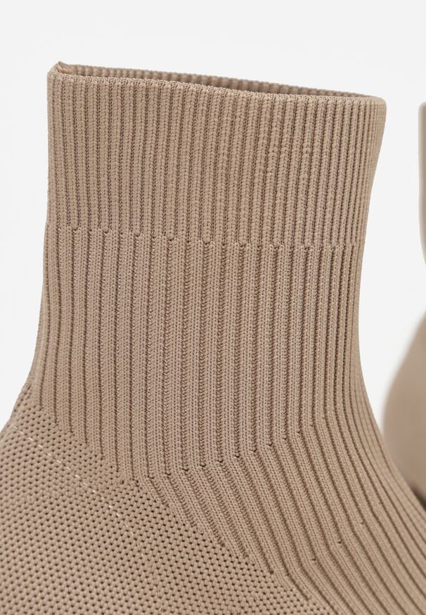 Born2be - Ciemnobeżowe Botki z Elastyczną Cholewką za Kostkę na Geometrycznym Słupku Amori. Okazja: na co dzień. Wysokość cholewki: za kostkę. Kolor: beżowy. Materiał: jeans. Szerokość cholewki: normalna. Wzór: geometria. Obcas: na słupku. Styl: casual, elegancki