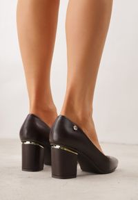 Born2be - Brązowe Klasyczne Czółenka na Słupku ze Skórzaną Wkładką i Metaliczną Ozdobą Bralita. Nosek buta: otwarty. Kolor: brązowy. Materiał: skóra. Wzór: aplikacja. Obcas: na słupku. Styl: klasyczny. Wysokość obcasa: średni #3