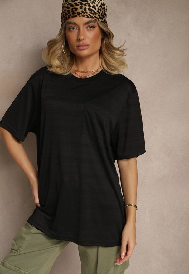Renee - Czarna Koszulka T-shirt z Naszytą Kieszonką TLanitra. Okazja: na co dzień. Kolor: czarny. Materiał: jeans. Wzór: aplikacja. Sezon: lato, wiosna. Styl: elegancki, casual