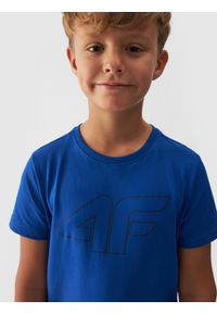 4F JUNIOR - T-shirt z nadrukiem chłopięcy - kobaltowy. Okazja: na co dzień. Kolor: niebieski. Materiał: bawełna, dzianina, jersey. Długość rękawa: krótki rękaw. Długość: krótkie. Wzór: nadruk. Styl: casual, sportowy