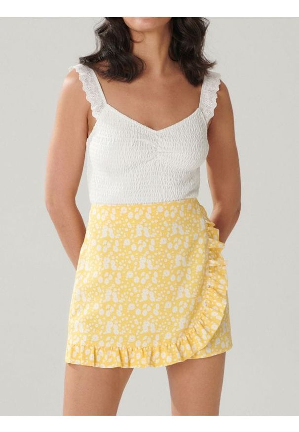 Sinsay - Bluzka z marszczeniem i koronkowymi ramiączkami - kremowy. Kolor: kremowy. Materiał: koronka. Długość rękawa: na ramiączkach