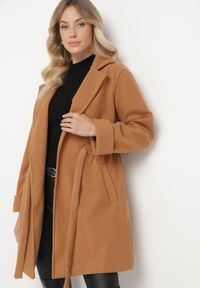 Born2be - Brązowy Płaszcz o Szlafrokowym Kroju z Marszczeniem w Talii i Wiązanym Paskiem Sartissa. Okazja: na co dzień. Kolor: brązowy. Materiał: jeans. Długość rękawa: długi rękaw. Długość: długie. Styl: casual, elegancki, klasyczny #6