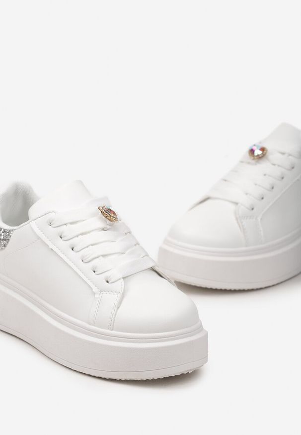 Born2be - Biało-Srebrne Sneakersy na Grubej Podeszwie z Brokatem i Ozdobną Zawieszką Tyrine. Nosek buta: okrągły. Zapięcie: sznurówki. Kolor: biały. Obcas: na obcasie. Wysokość obcasa: niski