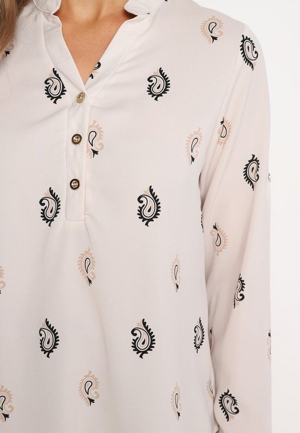 Born2be - Jasnobeżowa Koszula Ozdobiona Wzorem Paisley Irinde. Okazja: na co dzień. Typ kołnierza: dekolt w kształcie V. Kolor: beżowy. Materiał: jeans. Długość rękawa: długi rękaw. Długość: długie. Wzór: paisley, aplikacja. Styl: casual, klasyczny