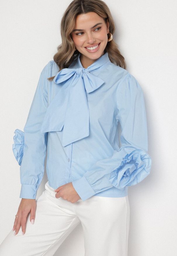 Born2be - Niebieska Koszula z Ozdobnym Wiązaniem i Falbankami Zalimira. Okazja: na co dzień. Typ kołnierza: kołnierz z falbankami. Kolor: niebieski. Materiał: jeans. Styl: elegancki, casual