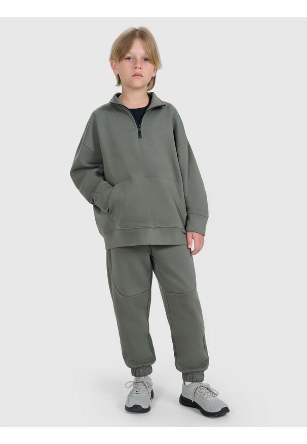 4f - 4F Bluza dresowa ze stójką z zamkiem chłopięca - szara 122 (6-7 lat). Okazja: na co dzień. Typ kołnierza: kołnierzyk stójkowy. Kolor: szary. Materiał: dresówka. Wzór: ze splotem, gładki. Sezon: lato. Styl: sportowy, klasyczny, casual