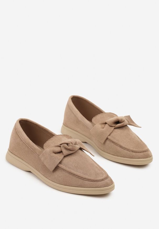 Born2be - Ciemnobeżowe Mokasyny Ozdobione Kokardami Tulosea. Okazja: na co dzień. Kolor: beżowy. Materiał: jeans. Wzór: aplikacja. Styl: klasyczny, casual, elegancki