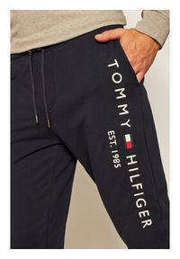 TOMMY HILFIGER - Tommy Hilfiger Spodnie dresowe Basic Branded MW0MW08388 Granatowy Regular Fit. Kolor: niebieski. Materiał: bawełna #4