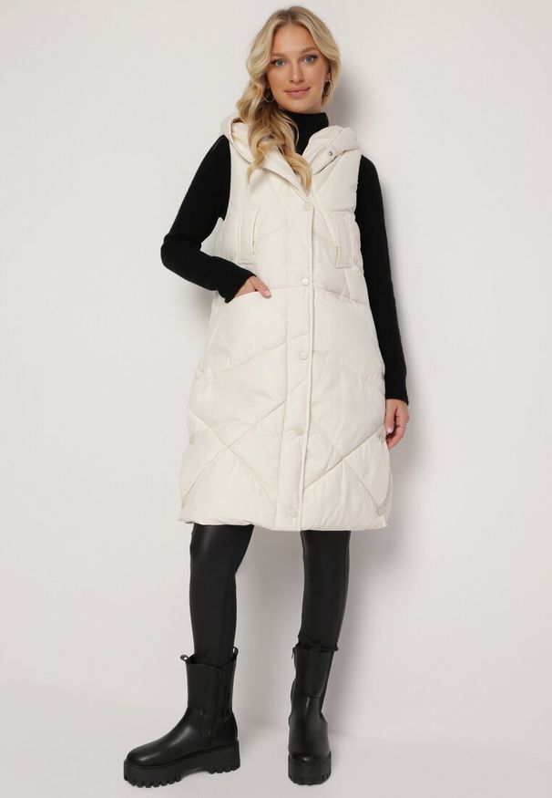 Born2be - Jasnobeżowa Długa Kamizelka z Nieodpinanym Kapturem i Wsuwanymi Kieszeniami Almanessa. Kolor: beżowy. Długość: długie. Wzór: aplikacja