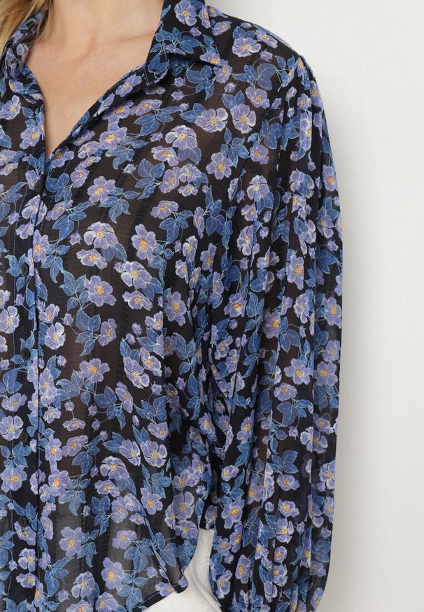 Born2be - Czarna Koszula w Kwiatowy Print Divocca. Okazja: na co dzień. Typ kołnierza: kołnierzyk klasyczny. Kolor: czarny. Materiał: jeans. Długość rękawa: długi rękaw. Długość: długie. Wzór: nadruk, kwiaty. Styl: elegancki, klasyczny, casual