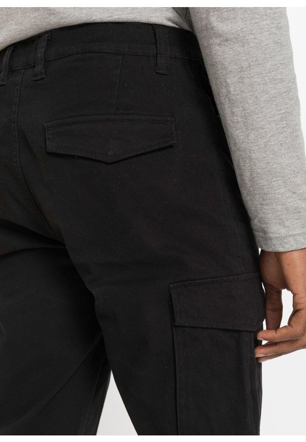 bonprix - Spodnie bojówki ze stretchem, o kroju slim fit, straight. Kolor: czarny
