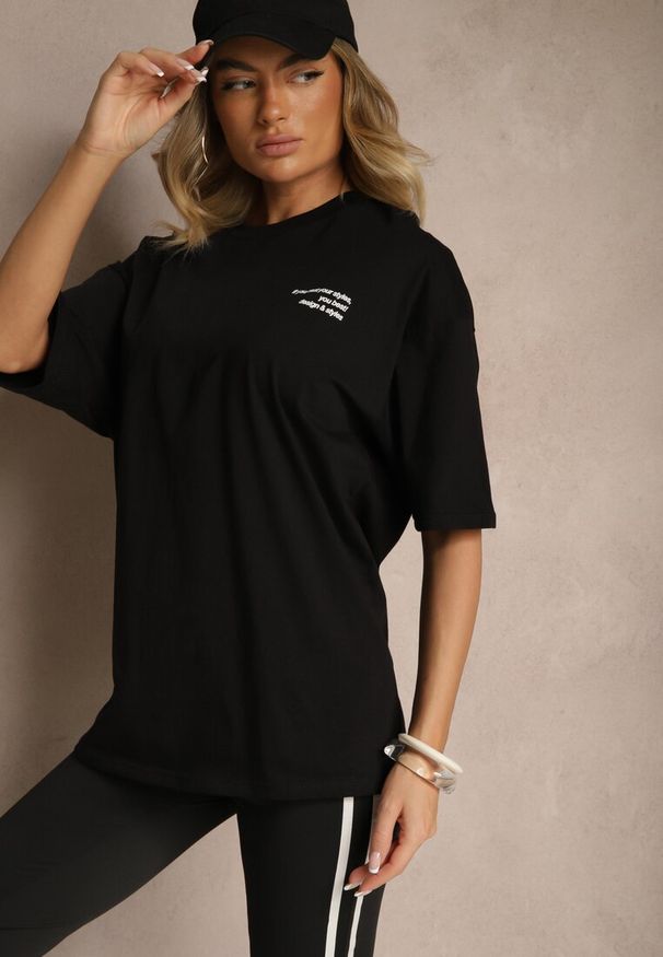 Renee - Czarna Koszulka o Fasonie T-shirt z Napisami Na Plecach i na Przodzie Seninora. Okazja: na co dzień. Kolor: czarny. Materiał: jeans. Wzór: napisy. Styl: klasyczny, casual