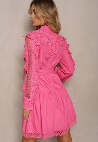 Renee - Fuksjowa Sukienka Laodilea. Kolor: różowy. Materiał: materiał, koronka. Wzór: koronka. Styl: klasyczny. Długość: mini #4