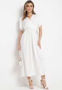 Born2be - Biała Sukienka Długa o Rozkloszowanym Fasonie z Kopertowym Dekoltem Saliusa. Okazja: na co dzień. Kolor: biały. Typ sukienki: kopertowe. Styl: elegancki, casual. Długość: maxi #6