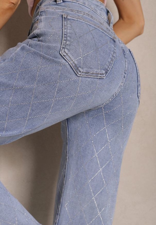 Renee - Niebieskie Jeansy Szerokie Ozdobione Cyrkoniami z Bawełną Nelkio. Okazja: na co dzień. Stan: podwyższony. Kolor: niebieski. Wzór: aplikacja. Styl: elegancki, casual