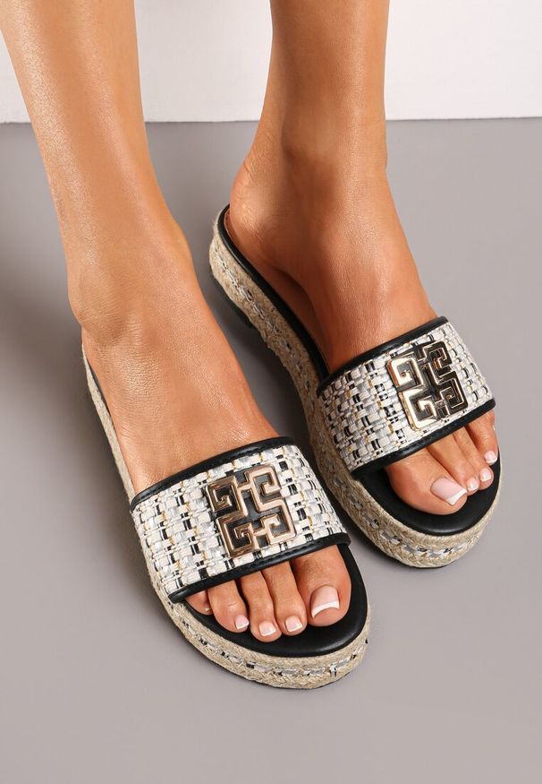 Renee - Czarne Klapki z Plecionki na Niskiej Platformie z Metaliczną Ozdobą Ramosie. Okazja: na co dzień. Kolor: czarny. Materiał: len. Wzór: aplikacja. Sezon: lato. Obcas: na platformie. Styl: casual, elegancki