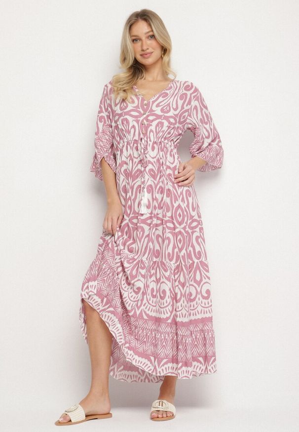Born2be - Różowa Sukienka Bawełniana w Ornamentalny Wzór z Gumką w Talii Orrielle. Okazja: na co dzień. Typ kołnierza: dekolt w serek. Kolor: różowy. Materiał: bawełna. Typ sukienki: sportowe. Styl: casual, sportowy