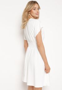Born2be - Biała Sukienka z Kopertowym Dekoltem Rozkloszowana Alarvea. Kolor: biały. Długość rękawa: krótki rękaw. Wzór: kolorowy. Typ sukienki: kopertowe #7
