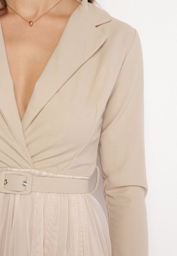 Born2be - Jasnobeżowa Kopertowa Sukienka Mini z Paskiem i Tiulem na Dole Anaida. Kolor: beżowy. Materiał: tiul. Wzór: aplikacja. Typ sukienki: kopertowe. Długość: mini