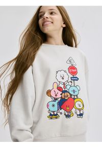 Reserved - Bluza z nadrukiem BT21 - jasnoszary. Kolor: szary. Materiał: bawełna, dzianina. Wzór: nadruk