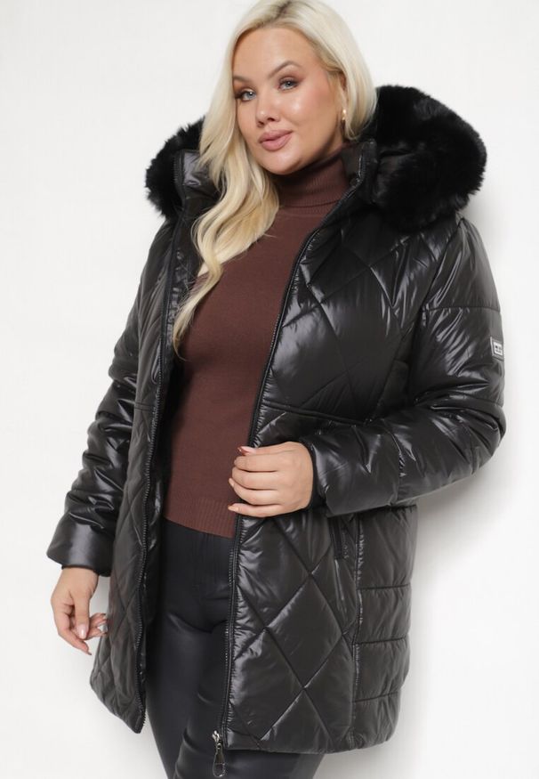 Born2be - Czarna Kurtka Pikowana z Kapturem Futerkiem i Ściągaczami przy Rękawach Ravindelle. Okazja: na co dzień. Typ kołnierza: kaptur. Kolekcja: plus size. Kolor: czarny. Długość: długie. Materiał: futro. Długość rękawa: długi rękaw. Sezon: zima. Styl: casual