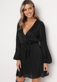 Born2be - Czarna Rozkloszowana Sukienka Mini z Gumką w Pasie Gaiame. Kolor: czarny. Materiał: materiał. Długość: mini #1
