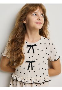 Reserved - Kombinezon w kropki - kremowy. Kolor: kremowy. Materiał: dzianina. Wzór: kropki #1