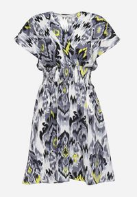 Born2be - Czarno-Biała Sukienka Rozkloszowana z Kopertowym Dekoltem i Gumką w Pasie Emrra. Okazja: na plażę, na co dzień. Typ kołnierza: dekolt kopertowy. Kolor: czarny. Materiał: tkanina. Sezon: lato. Typ sukienki: kopertowe. Styl: casual #2