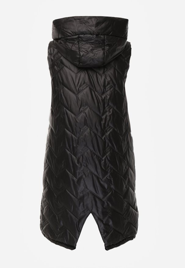 Born2be - Czarna Przejściowa Kamizelka Pikowana o Długim Kroju z Kapturem i Naszywką Harmaste. Okazja: na co dzień. Typ kołnierza: kaptur. Kolor: czarny. Materiał: jeans. Długość: długie. Wzór: aplikacja. Styl: casual