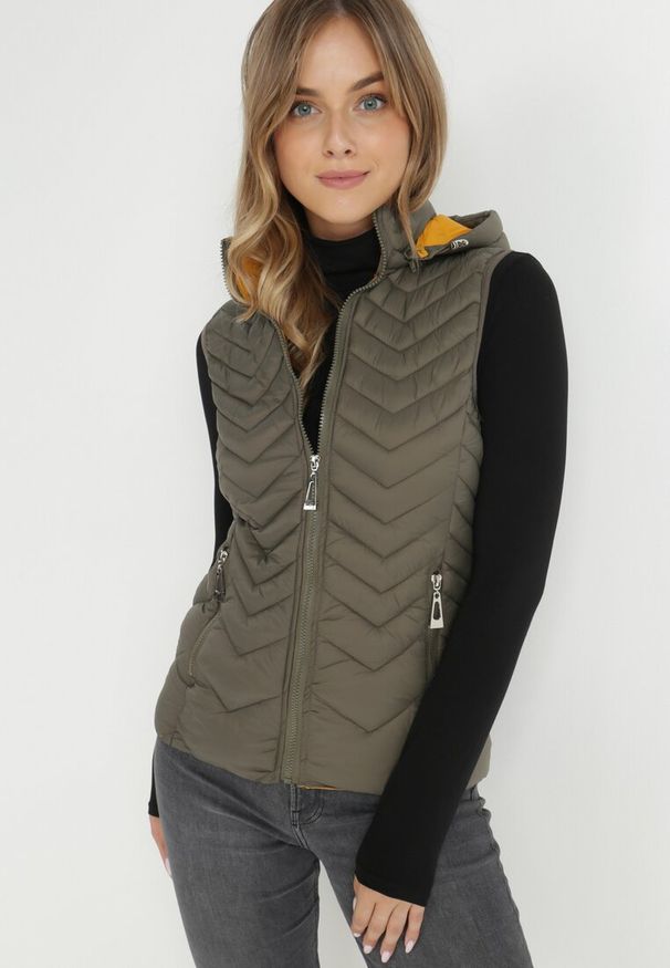 Born2be - Ciemnozielona Kamizelka Pikowana z Kapturem Euphiolea. Typ kołnierza: kaptur. Kolor: zielony. Wzór: aplikacja, geometria. Styl: elegancki