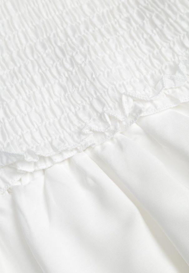 Born2be - Biały Bawełniany Komplet Krótki Top bez Ramiączek Szorty z Gumką w Pasie i Falbanką Tesmara. Kolor: biały. Materiał: bawełna