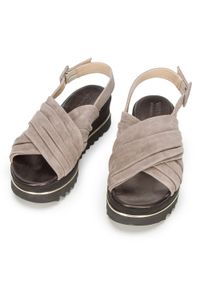 Wittchen - Damskie sandały zamszowe na platformie beżowe. Nosek buta: okrągły. Zapięcie: pasek. Kolor: beżowy. Materiał: zamsz, skóra. Wzór: aplikacja, kropki, paski. Sezon: lato. Obcas: na platformie. Styl: elegancki #8