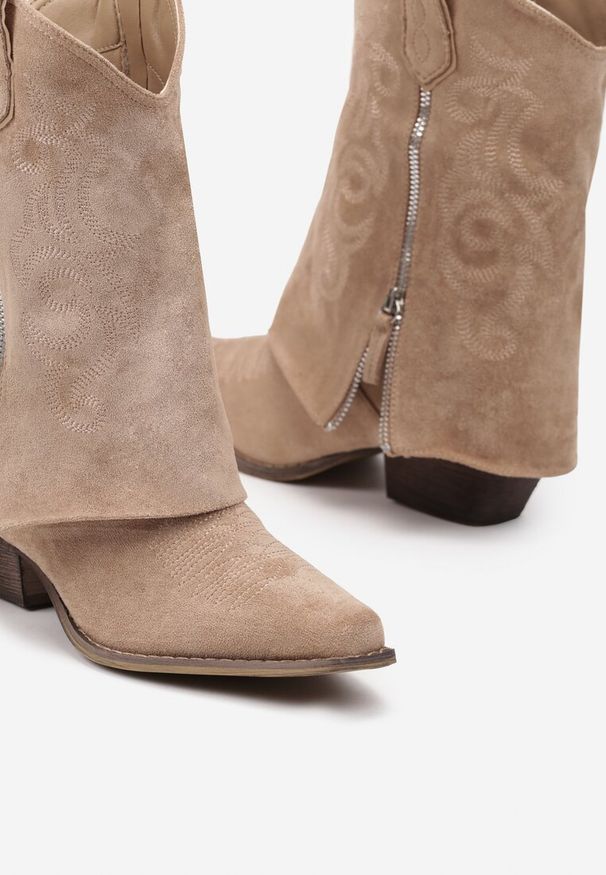 Renee - Beżowe Ekozamszowe Botki Typu Kowbojki z Cholewką Imitującą Nogawkę i Ozdobnym Haftem Ittana. Kolor: beżowy. Materiał: koronka, jeans. Szerokość cholewki: normalna. Wzór: haft. Obcas: na obcasie. Wysokość obcasa: średni