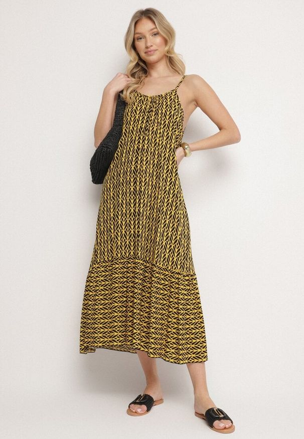 Born2be - Żółta Bawełniana Sukienka Rozkloszowana z Geometrycznym Wzorem Niladora. Okazja: na co dzień. Kolor: żółty. Materiał: bawełna. Długość rękawa: na ramiączkach. Wzór: geometria. Sezon: lato. Styl: casual