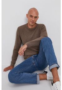 Guess - Sweter z domieszką wełny. Okazja: na co dzień. Kolor: brązowy. Materiał: wełna. Długość rękawa: długi rękaw. Długość: długie. Wzór: ze splotem. Styl: casual #1