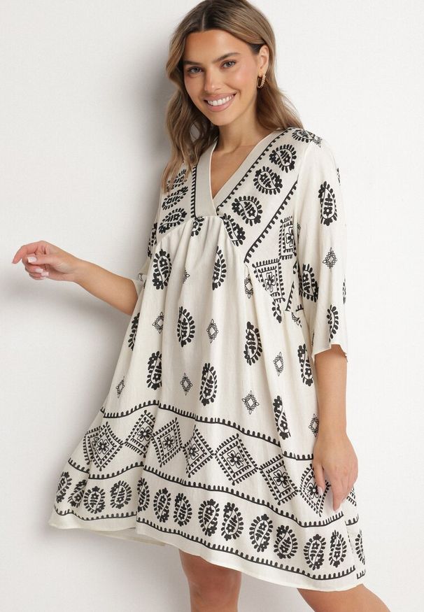 Born2be - Czarno-Biała Wiskozowa Sukienka ze Wzorem Boho Frisana. Okazja: na co dzień. Typ kołnierza: dekolt w kształcie V. Kolor: czarny. Materiał: wiskoza. Styl: boho